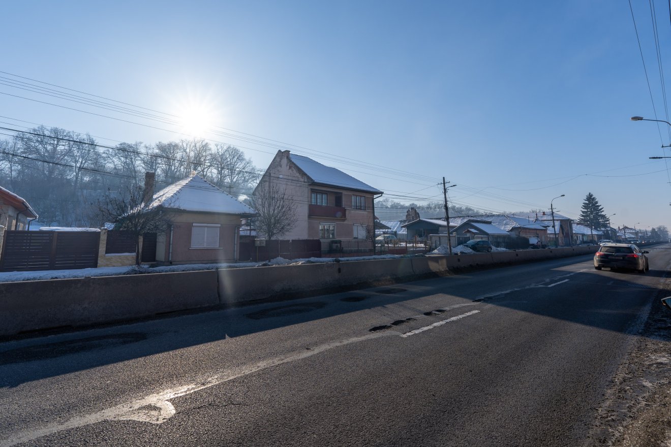 Keskeny az út, nehéz kerülni a gödröket &bullet;  Fotó: Haáz Vince