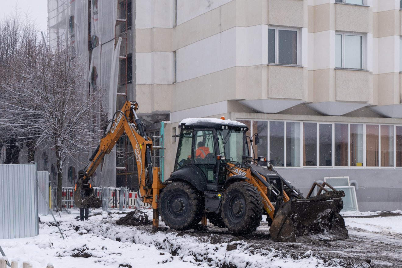 Dolgoznak a munkagépek a mélygarázsnál &bullet;  Fotó: Haáz Vince
