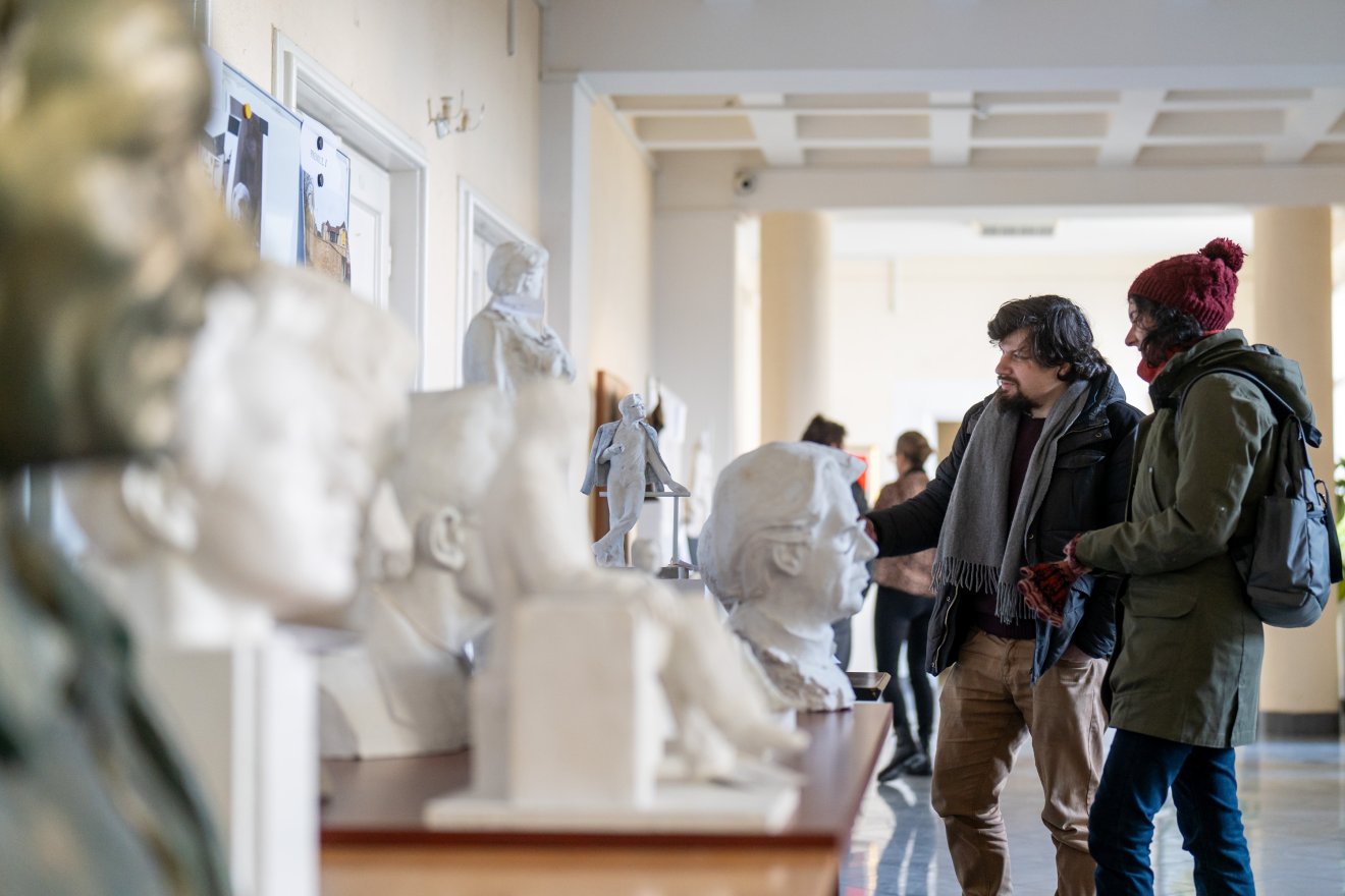 A városháza nagyterme előtt vannak az alkotások &bullet;  Fotó: Haáz Vince