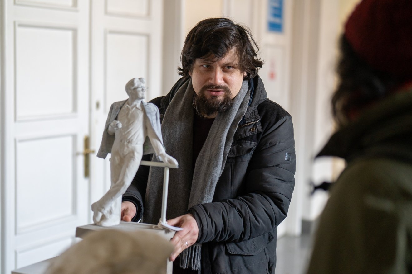 Az álló Sütő András-szobor és alkotója, Makkai István &bullet;  Fotó: Haáz Vince