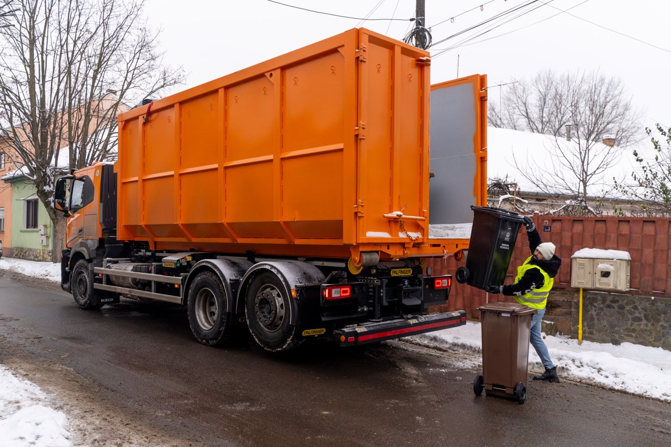 Szerdán a Tavasz utcában osztották az új szeméttárolókat &bullet;  Fotó: Haáz Vince