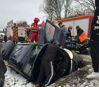 Súlyos közúti baleset Beresztelkén: három sérült személy rekedt egy felborult autóban