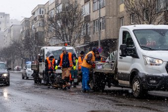 Ideiglenes megoldás: hidegaszfalttal tömik be a kátyúkat Marosvásárhelyen