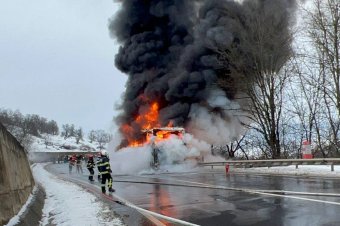 Autóbusz lángolt Segesvár mellett