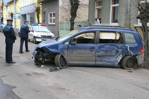 Fát hasított a sebesség – a sofőr elrejtőzött