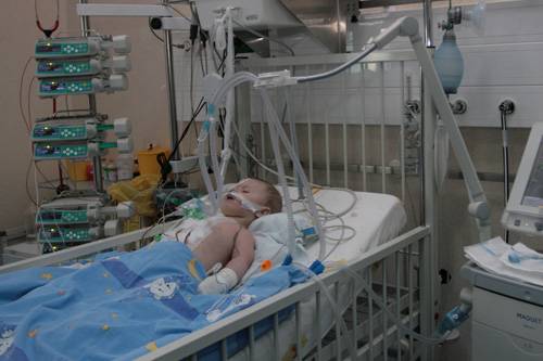 Pénzhiány miatt nem tudják műteni a szívbeteg gyerekeket