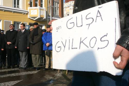 Döbbenet: egyelőre lehet Guşă-szobor