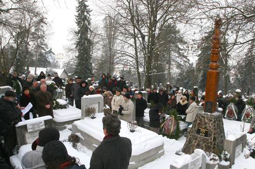 Kopjafát avattak az eredeti Bolyai János-sír helyén