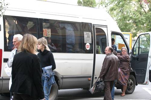 Drágul a tömegközlekedés, olcsóbb lesz a parkolás Marosvásárhelyen