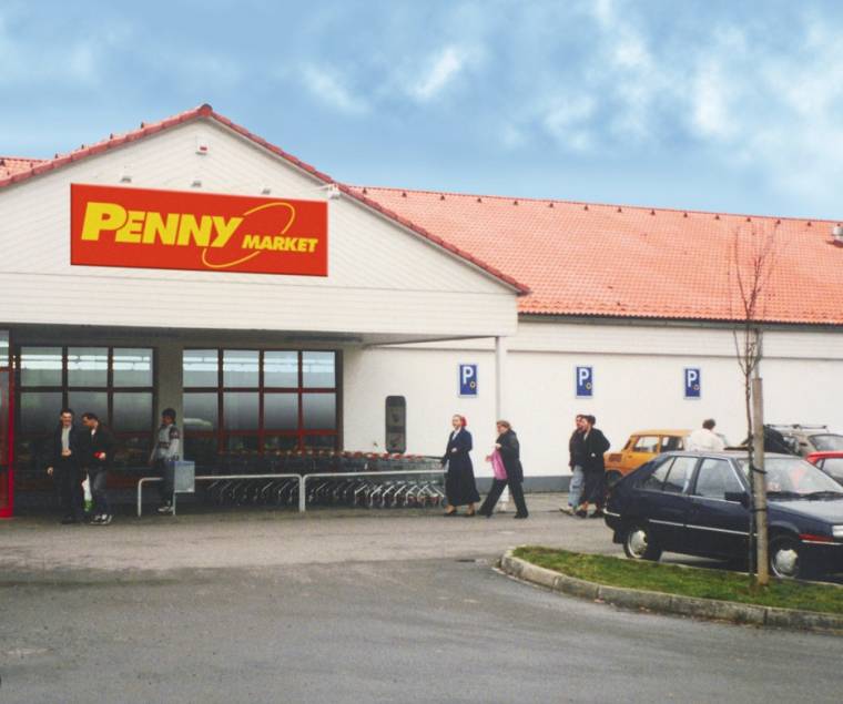 Új áruház új gólyalakkal Szovátán