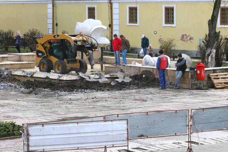 Felbombázták a marosvásárhelyi Színház teret