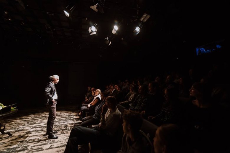 A versműsorra az emberek nehezen jönnek be, de aki bejön, az viszont azért jön be, mert verset akar hallgatni. Az már jó találkozás •  Fotó: Bereczky Sándor