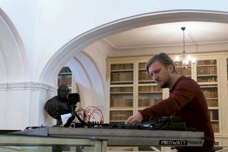 Bukaresti lemezlovas keveri a zenét a Tékában •  Fotó: Electric Castle TV