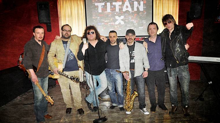 Zenélnek, amíg szakad a húr