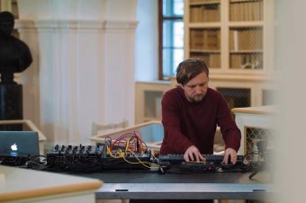 Pisszegés helyett: elektronikus zenét kevertek a kódexek között