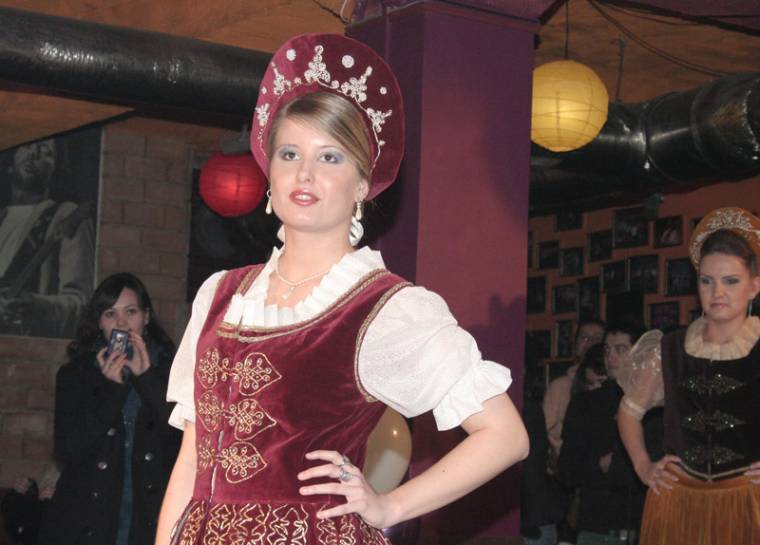 Egy díszmagyarnak még az anyaga is méltóságteljes