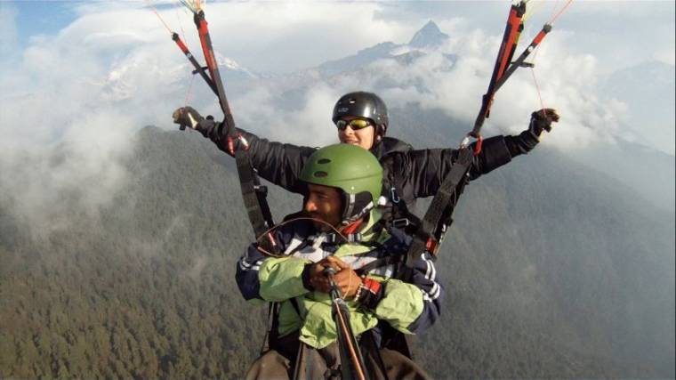 Hazaérkeztek a „nepáli” siklóernyősök