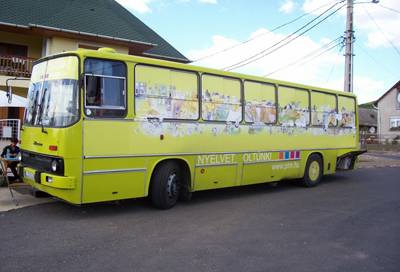 Marosvásárhelyre gördül a buszos kiállítás
