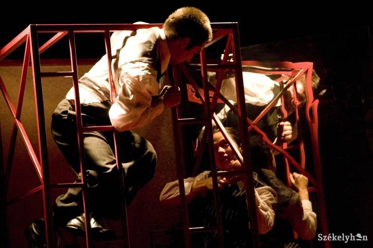 &bullet;  Fotó: unknown