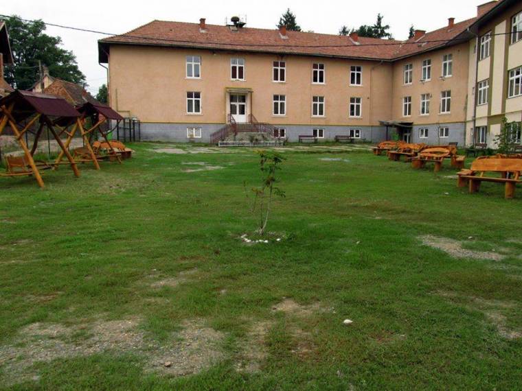 Megújult udvar, szorgos csapat