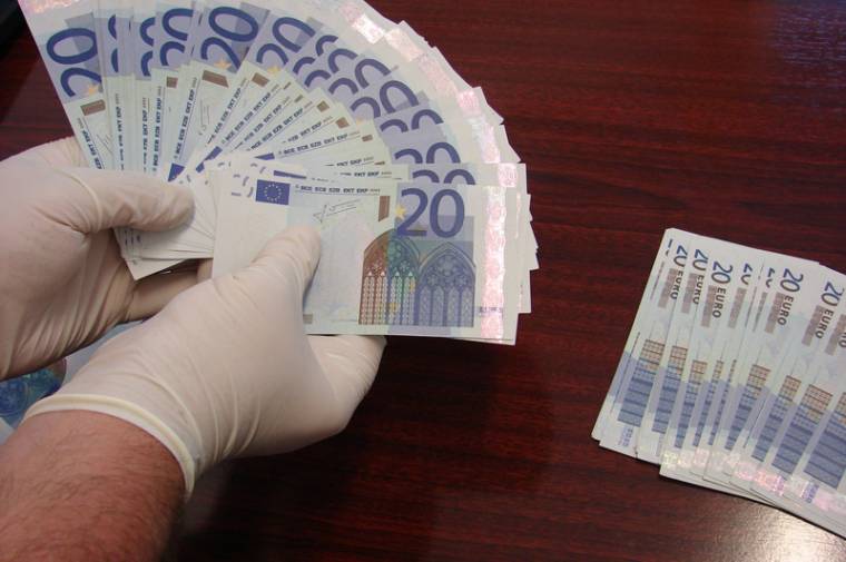 Csempészett cigaretta és gyanús bankjegyek