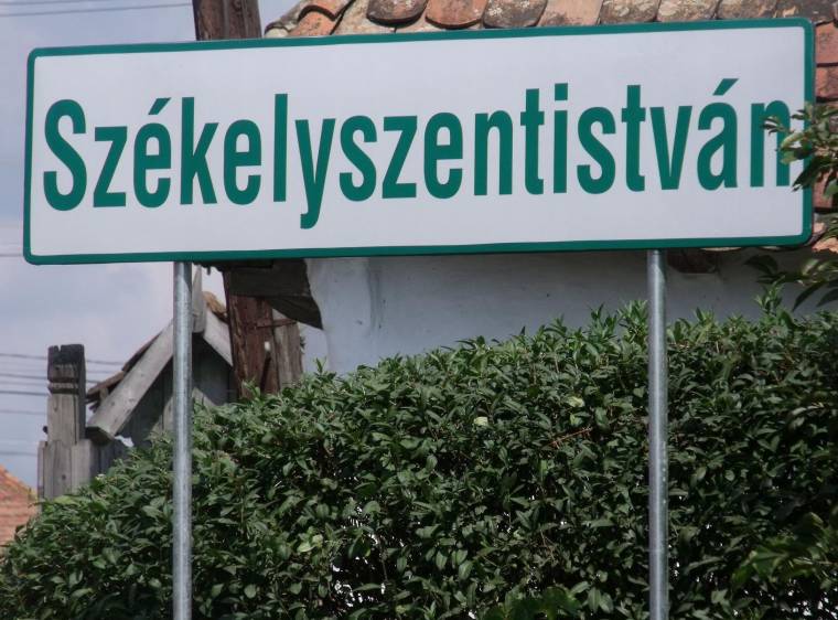Szemet szúrtak a magyar nyelvű falunévtáblák