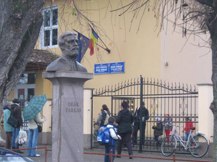 Hivatalosan is használhatják a Deák Farkas nevet