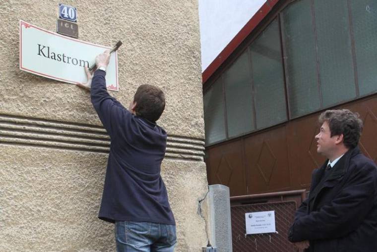 Zsákutcában a kétnyelvű táblák