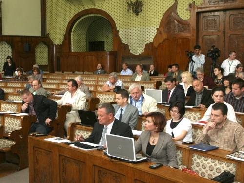 Közeledik a választás, szót akarnak a tanácsosok