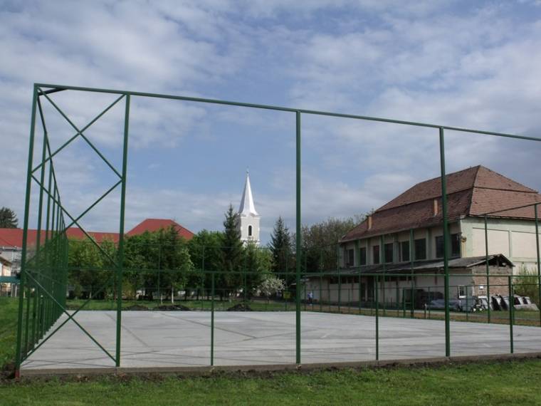 Épül a nyárádszeredai kispálya