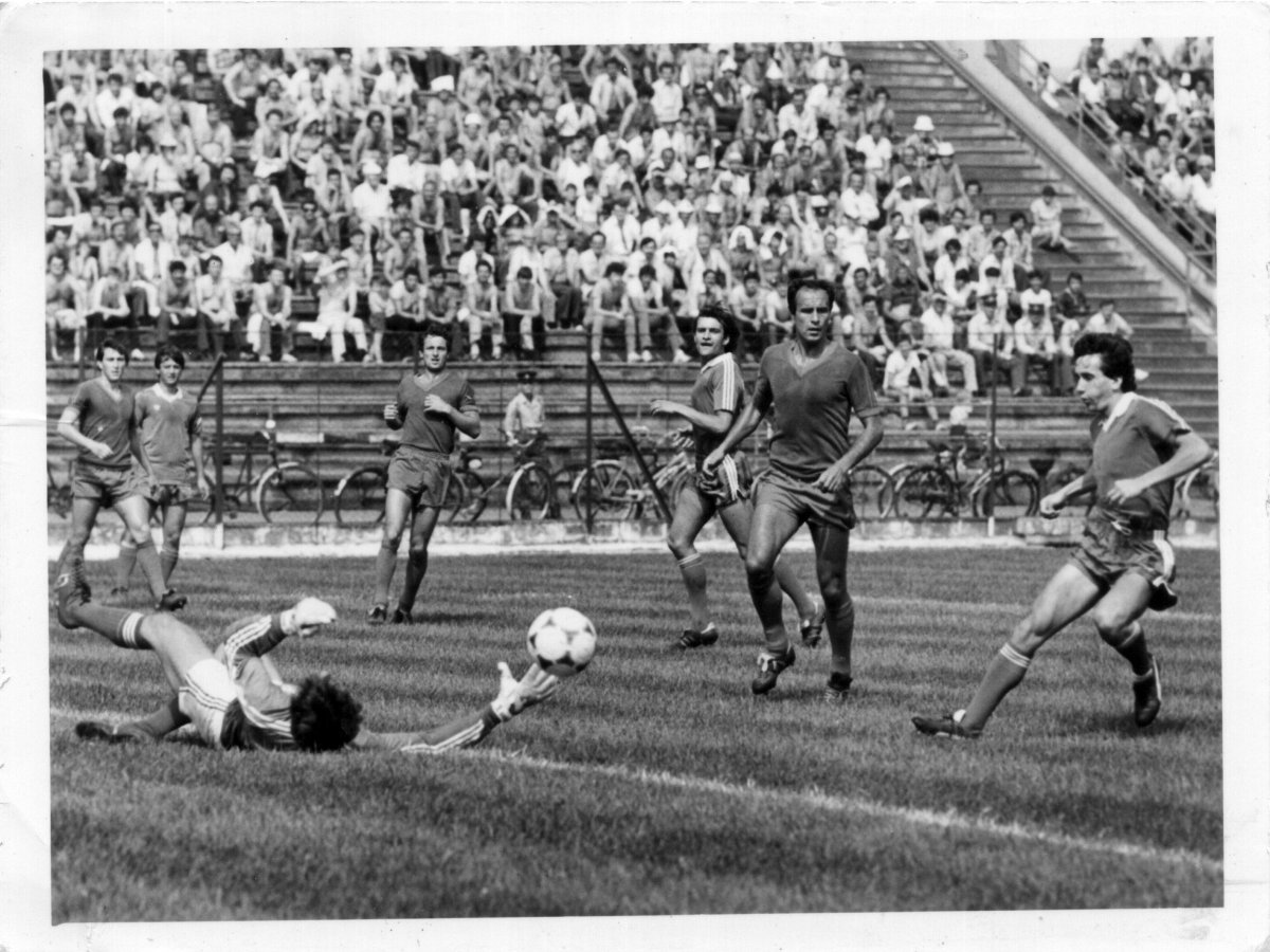 A 70-es évek közepén, amikor szárnyalt az ASA, háromszor egymás után játszott az UEFA-kupában •  Fotó: Constantin Mihu