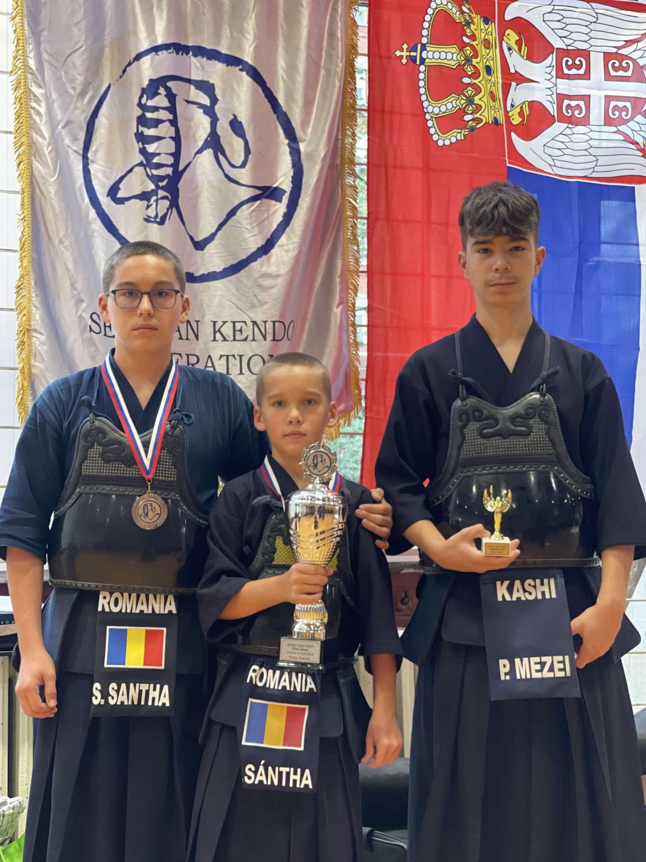 A Kashi ifjúsági sportolói az éremosztó után •  Fotó: Marosvásárhelyi Kashi