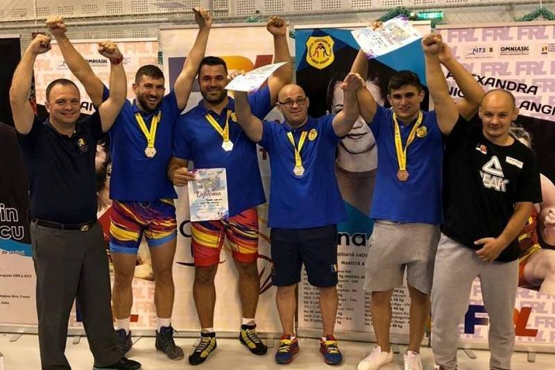 Négyen az érmes vásárhelyi birkózók közül, illetve az edzők &bullet;  Fotó: Facebook/Gyarmati Ferenc