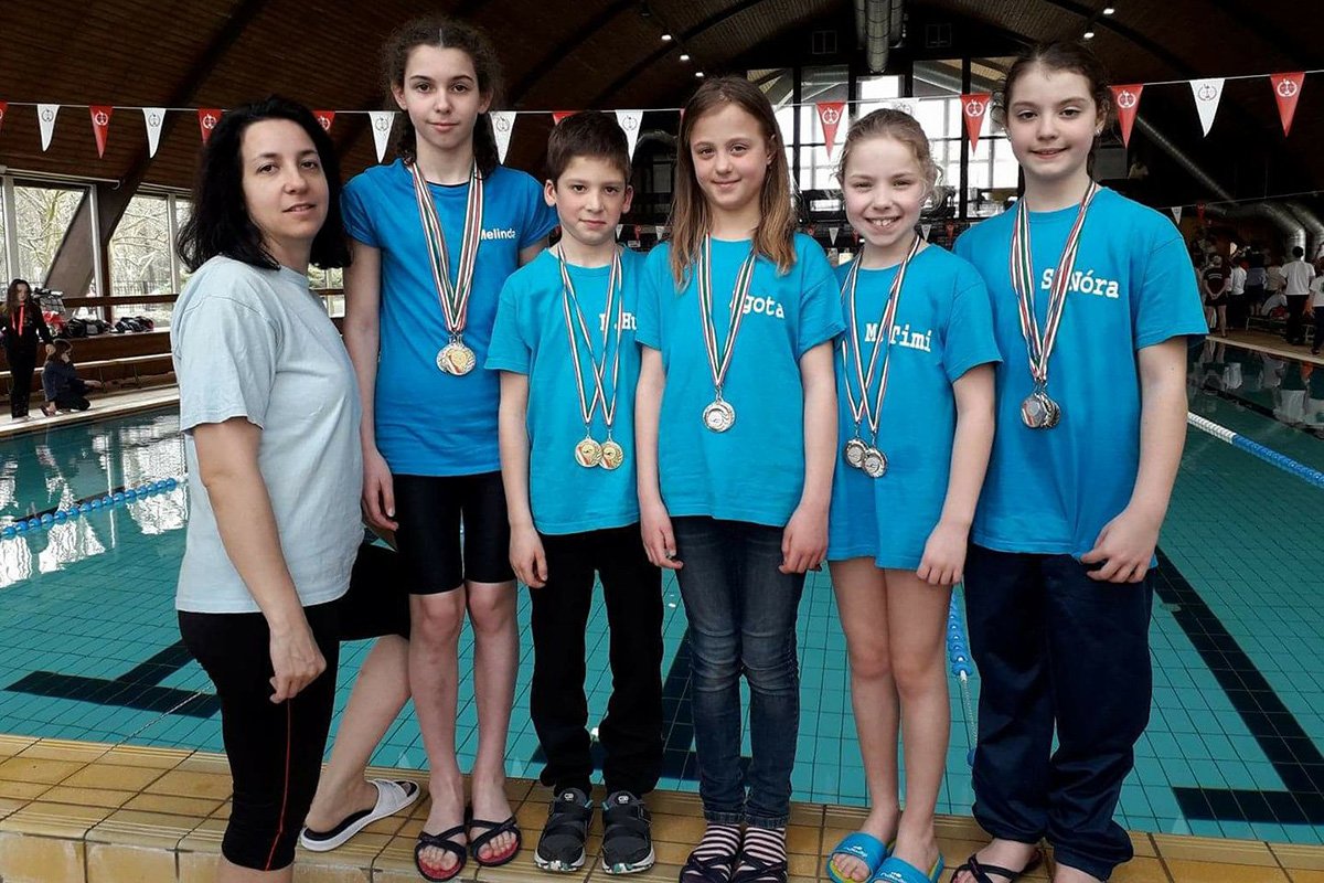 Az ISK úszói a mezőtúri versenyen. Mindenkinek jutott érem &bullet;  Fotó: Facebook/Clubul Sportiv Școlar Tg. Mureș