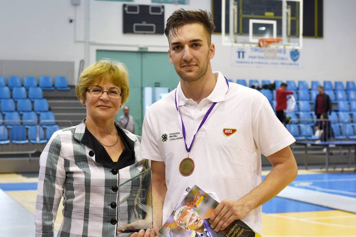 Pongrácz Antal özvegye, Pongrácz Mária adta át a díjakat. A Dinamo vívója, Adrian Dabija vehette át az első helyért járó jutalmat &bullet;  Fotó: Facebook/Dr. Pongrácz Antal Egyesület