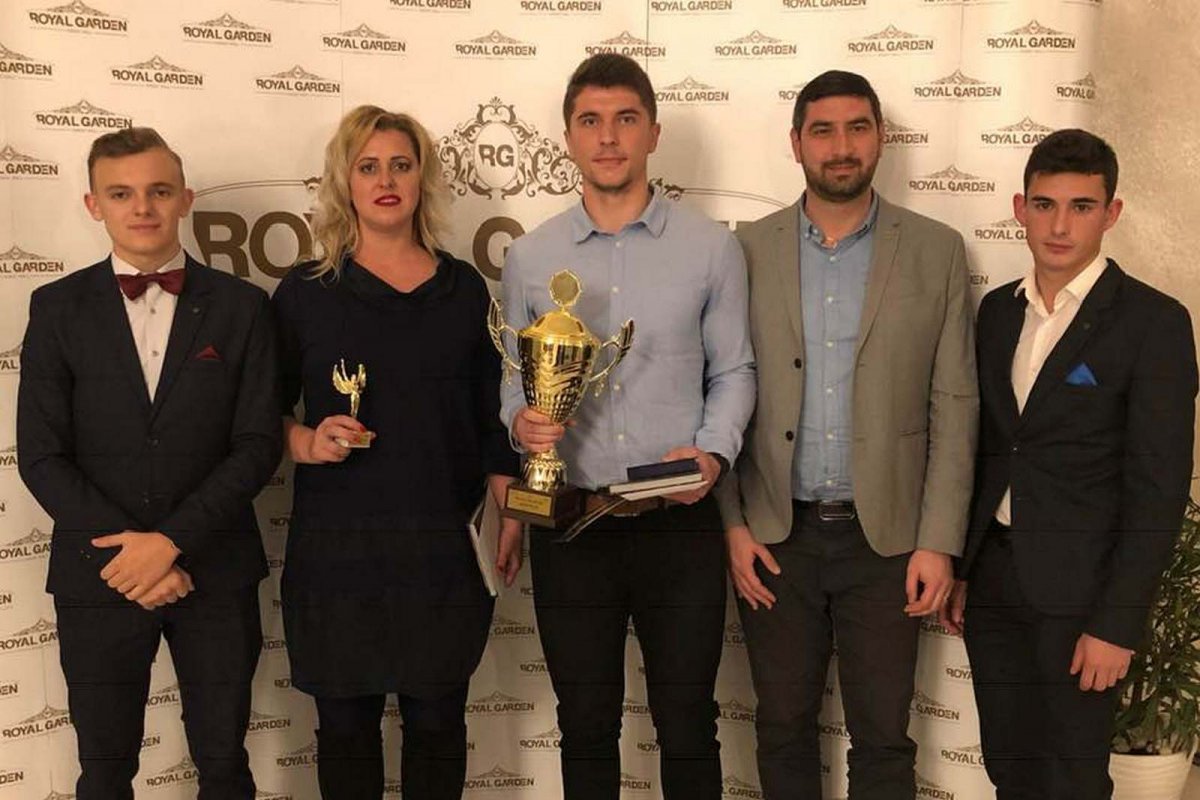 A győztes, Constantin Cristian Hîrgău (középen) és jobbján edzője, Claudia Balint &bullet;  Fotó: Facebook/Claudia Balint