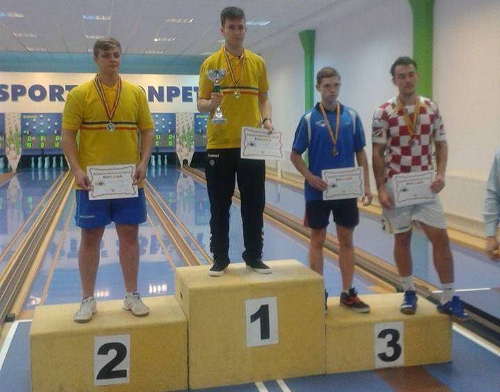 Jól tekéztek a fiúk és a lányok is
