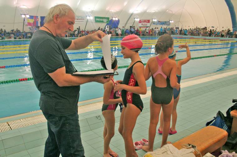 Gyerekek versenyezhetnek a medencében