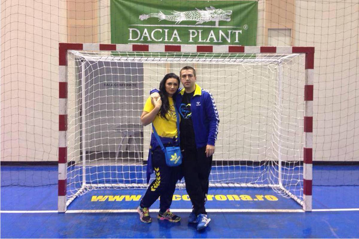 Feleségével kiváló kézilabdázókat nevel a dicsőszentmártoni születésű szakember •  Fotó: Facebook/Claudiu Evi