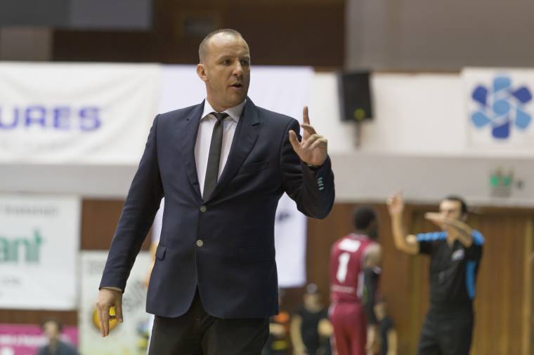 Edzője és alapember nélkül utazott el a Maros KK