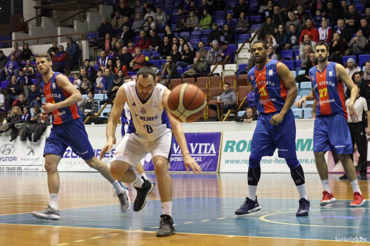 Ez a labda elment. Sánta ezúttal is remekelt, de sok hiba csúszott a csapat játékába &bullet;  Fotó: Haáz Vince