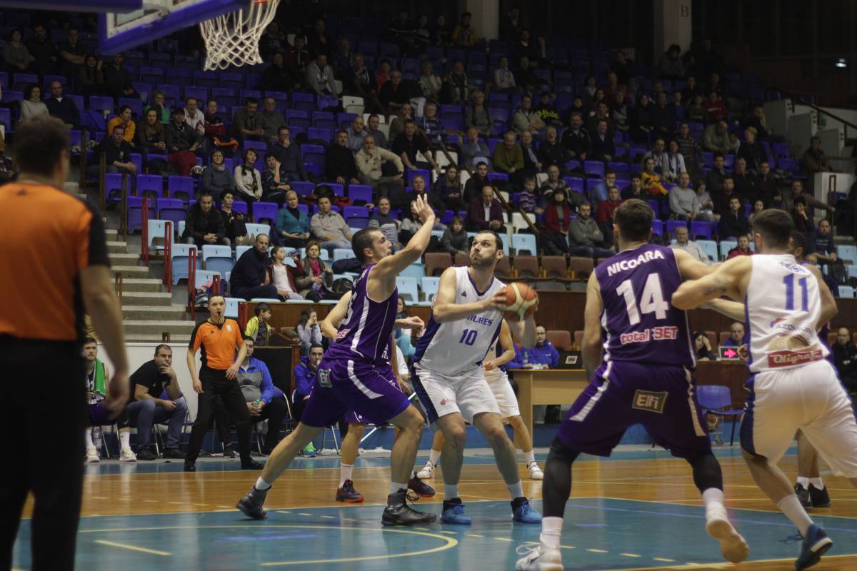 Decemberben még a Tigriseket irányította Szászgáspár a Pitești elleni mérkőzésen. Akkor tíz ponttal nyert a Maros KK. Archív &bullet;  Fotó: Haáz Vince