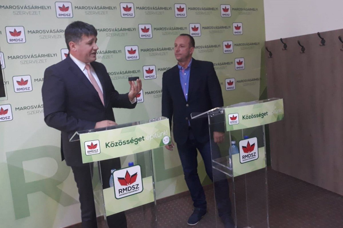 Vass Levente korongot ajándékoz Szászgáspár Barnabásnak &bullet;  Fotó: Szucher Ervin