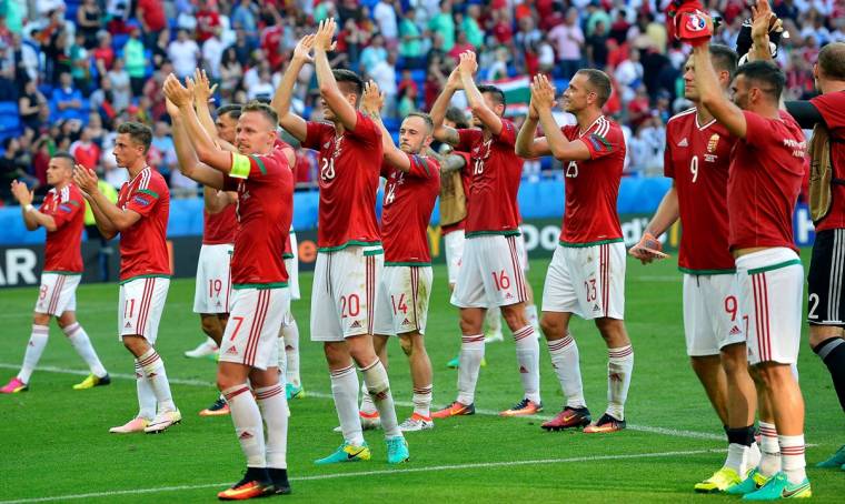 Meccsnézés az udvarhelyi minifocipályán