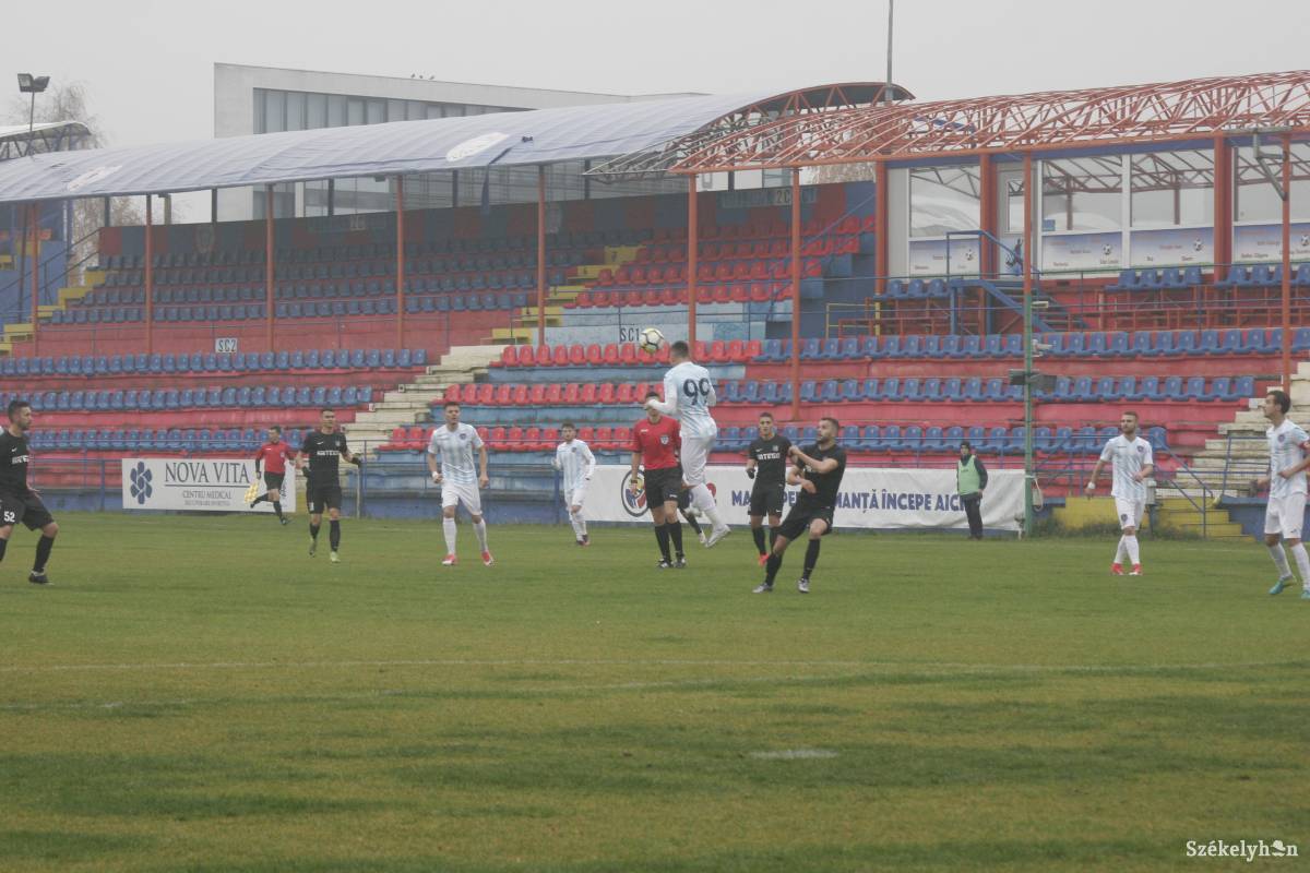 Foci félhomályban. Ködös jövő előtt áll az ASA &bullet;  Fotó: Gálna Zoltán