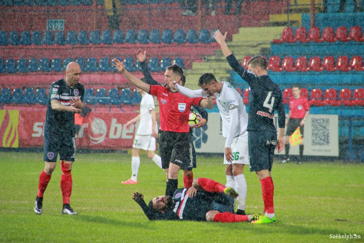 Zuhogó esőben, rossz minőségű pályán játszották le a találkozót •  Fotó: Haáz Vince
