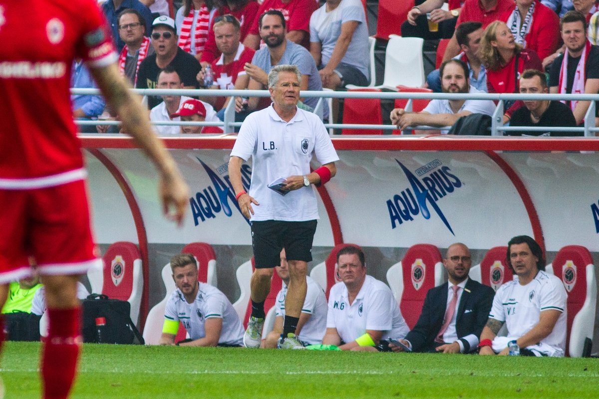 Bölöni László a Royal Antwerpen kispadján 106 belga bajnokin irányította csapatát •  Fotó: Royalantwerpfc.be