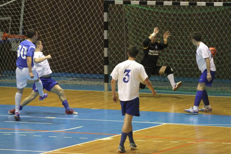 Egymással kell megküzdjenek