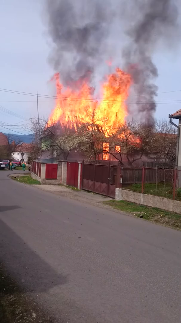 Tűz emésztette fel a régi tornácos házat