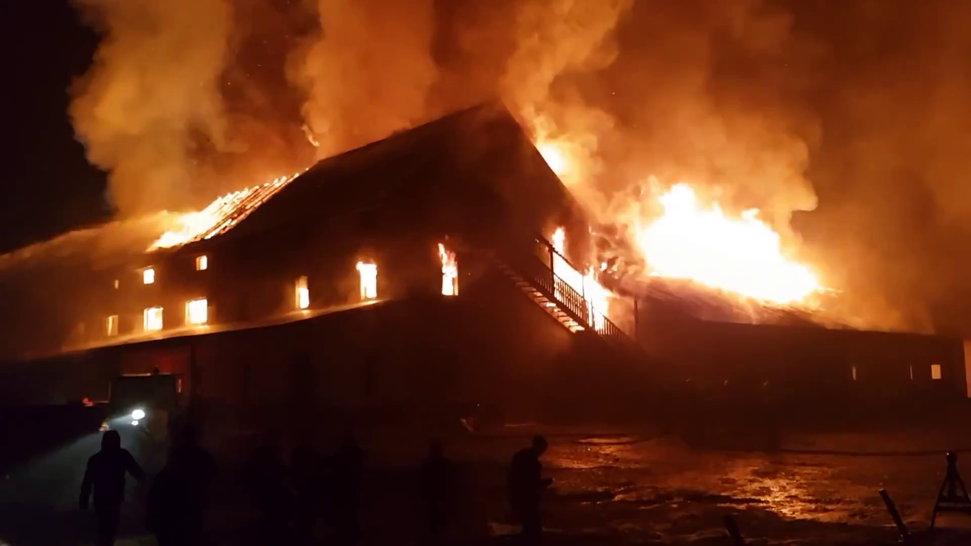 Szépvízi fafeldolgozó műhelyt emésztettek fel a lángok